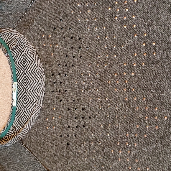 Maurices gray sweatshirt with black chevron print on edges size 1X - Picture 15 of 16